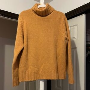 Medium sweater in mustard yellow. Excellent condition.